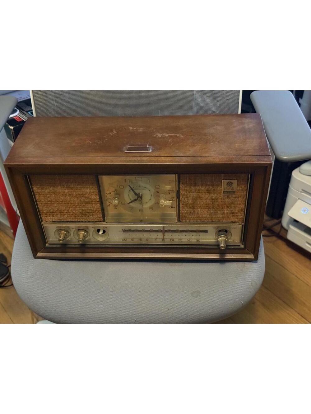 Vintage General Electric Radio Model C1540 , ( Not Working Properly)